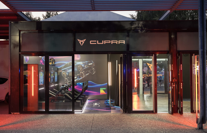 Le nom de Cupra s’affichait aussi une boutique au village du circuit.