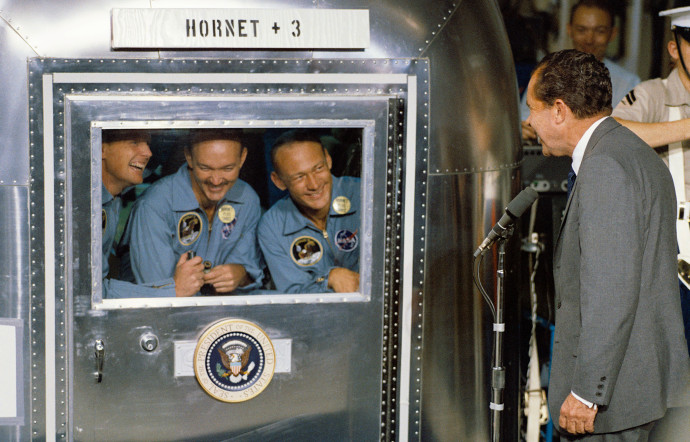 Le président Richard Nixon plaisante avec les astronautes Neil Armstrong, Michael Collins et Buzz Aldrin lors de leur retour de la Lune.