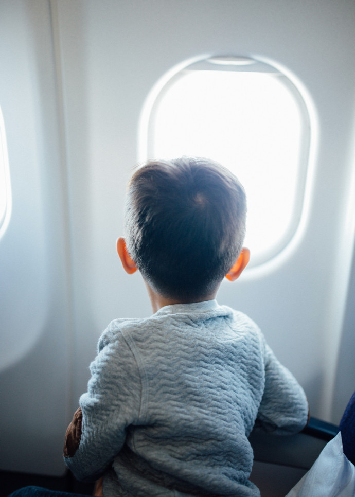 Qui voyage avec un enfant peut devrait choisir un siège derrière le cloison.
