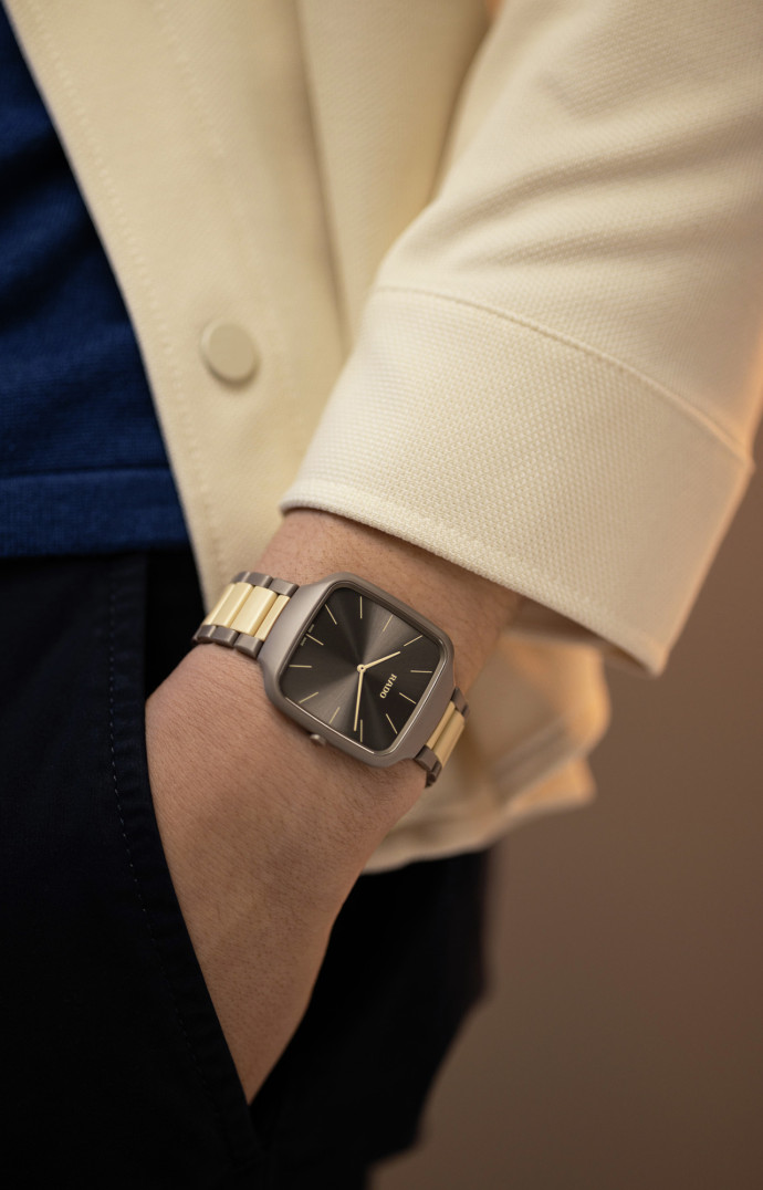 Sobre et élégante, cette montre Rado rend hommage au sens de la forme et de la couleur de Le Corbusier.