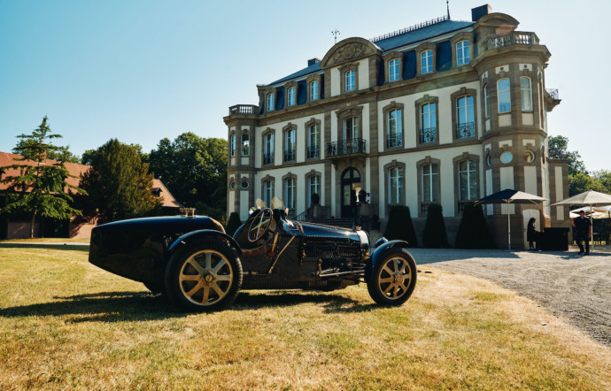 Non loin d’autres modèles tout aussi mythiques de la marque fondée en 1909 par Ettore Bugatti – Veyron, Chiron, Bolide ou Royale – exposés comme les oeuvres d’une fondation d’art à ciel ouvert.
