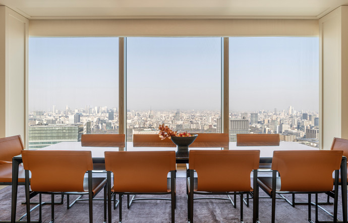 Dans l’une des suites, la salle à manger convoque elle aussi le panorama tokyoïte.