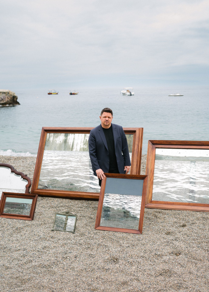Sur la plage de la Villa Sant’Andrea, à Taormine, Family Portrait est un ensemble de miroirs installés par Yoan Capote. Une installation dévoilée durant la dernière édition de Mitico.