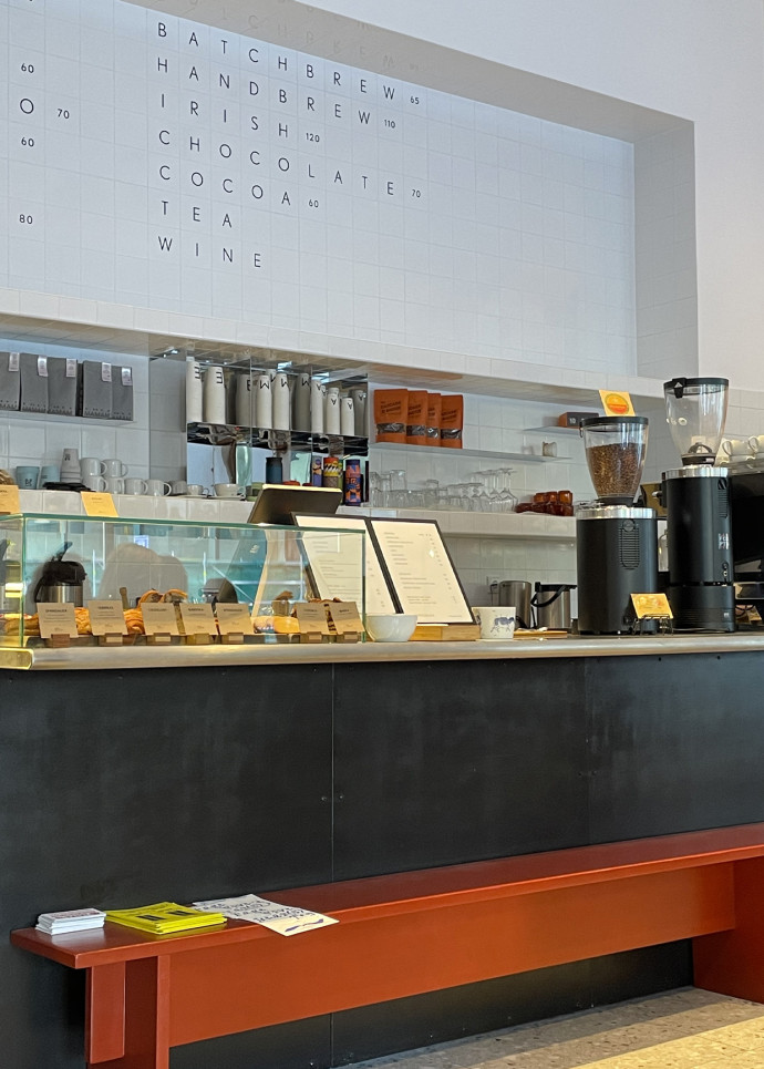 Chez Ema Espresso bar, des excellents cafés et latte vous attendent, ainsi que un ample choix de viennoiseries.