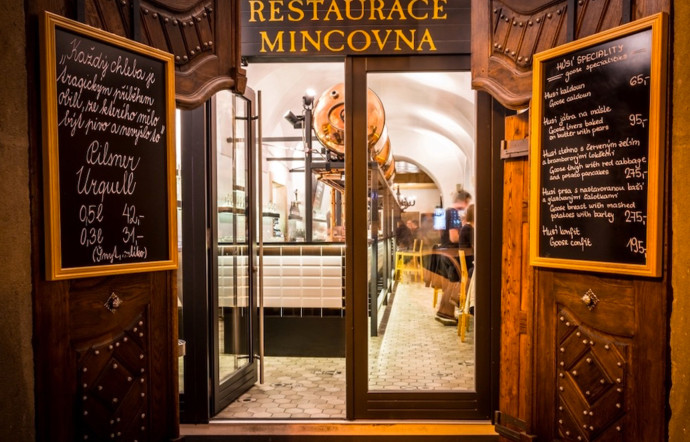 Chez Restaurace Mincovna, le chef David Kalina et sa jeune équipe proposent une cuisine tchèque traditionnelle élevée par une touche plus contemporaine.