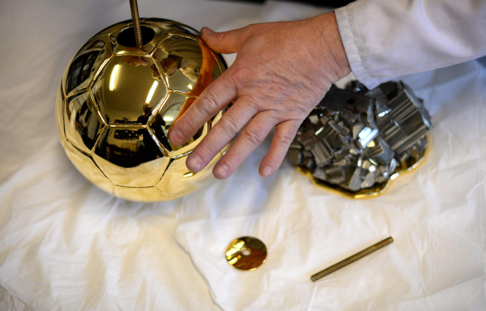 Le Ballon d'Or est fabriqué en France par Mellerio.