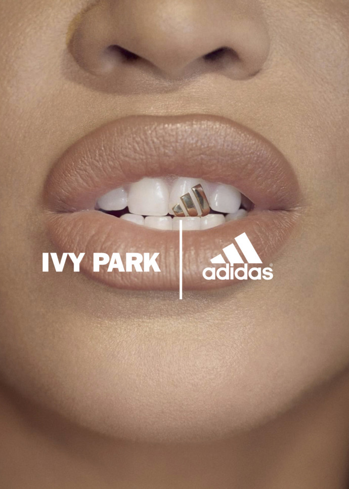 Ici, Beyoncé porte un grillz qui montre le logo Adidas et sur l’arcade inférieure, non visible, le nom de la collection qu’elle a dessinée pour la marque allemande, Ivy Park.