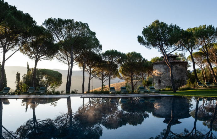 La piscine conçue par Benedikt Bolza est une véritable oeuvre d’art, un miroir circulaire reflétant la silhouette du Castello di Reschio et les grands pins parasols, dans laquelle on nage dans une eau maintenue à 28 °C.