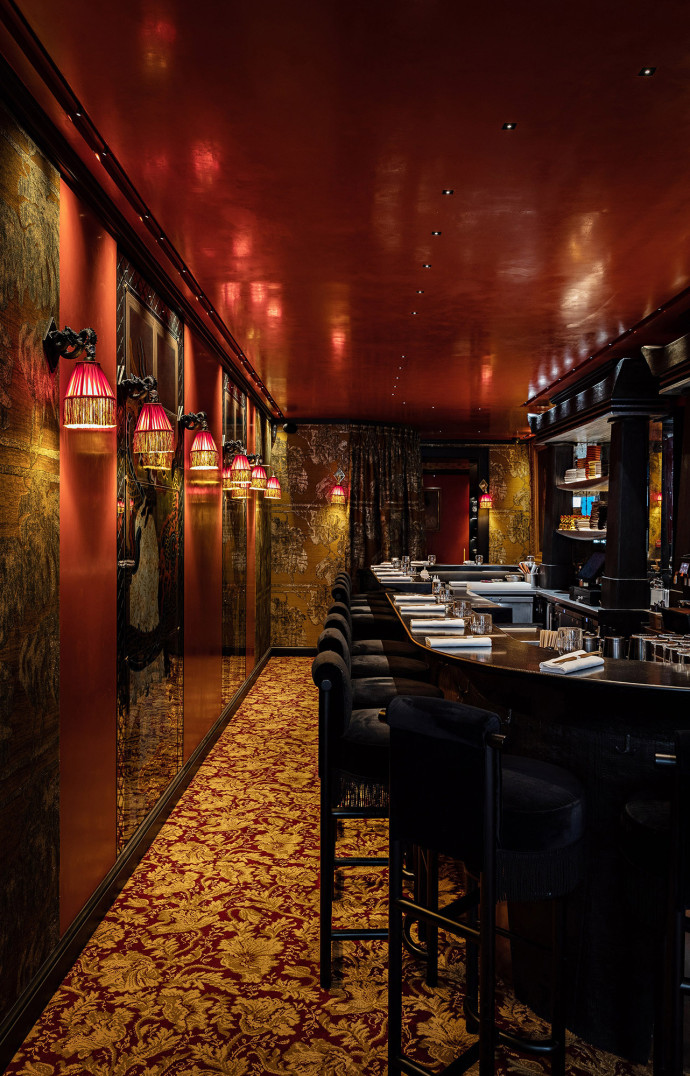 Plafond laqué rouge, tissu mural luxuriant, moquette imprimée, bar en hêtre peint à la main, appliques Feng Shui… c’est beau, fantasmatique, clinquant.