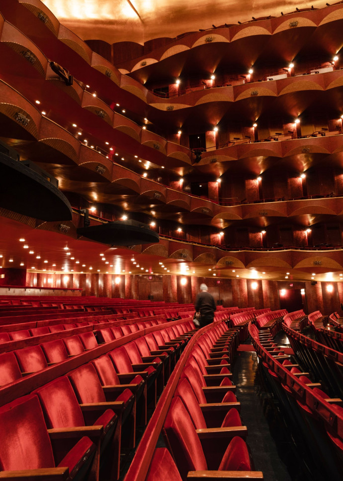 La salle, colossale, du Met offre 3 800 places, contre 2 700 à l’opéra Bastille, à Paris.
