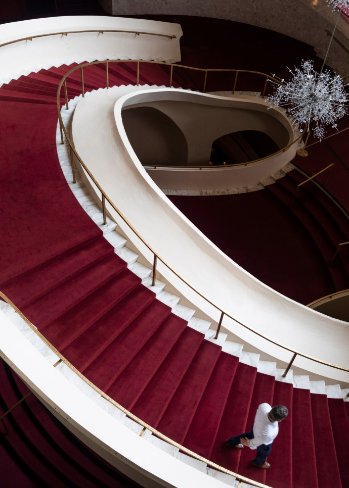 Grandiose encore, l’escalier central du Metropolitan Opera, dont les rampes se coudent en entrelacs savants qui ménagent des vides et des pleins, des mezzanines et des dégagements, architecture aérienne signée Wallace K. Harrison.