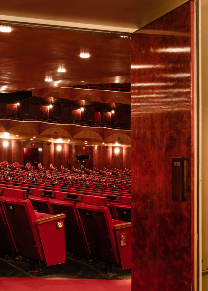 La salle, colossale, du Met offre 3 800 places, contre 2 700 à l’opéra Bastille, à Paris.