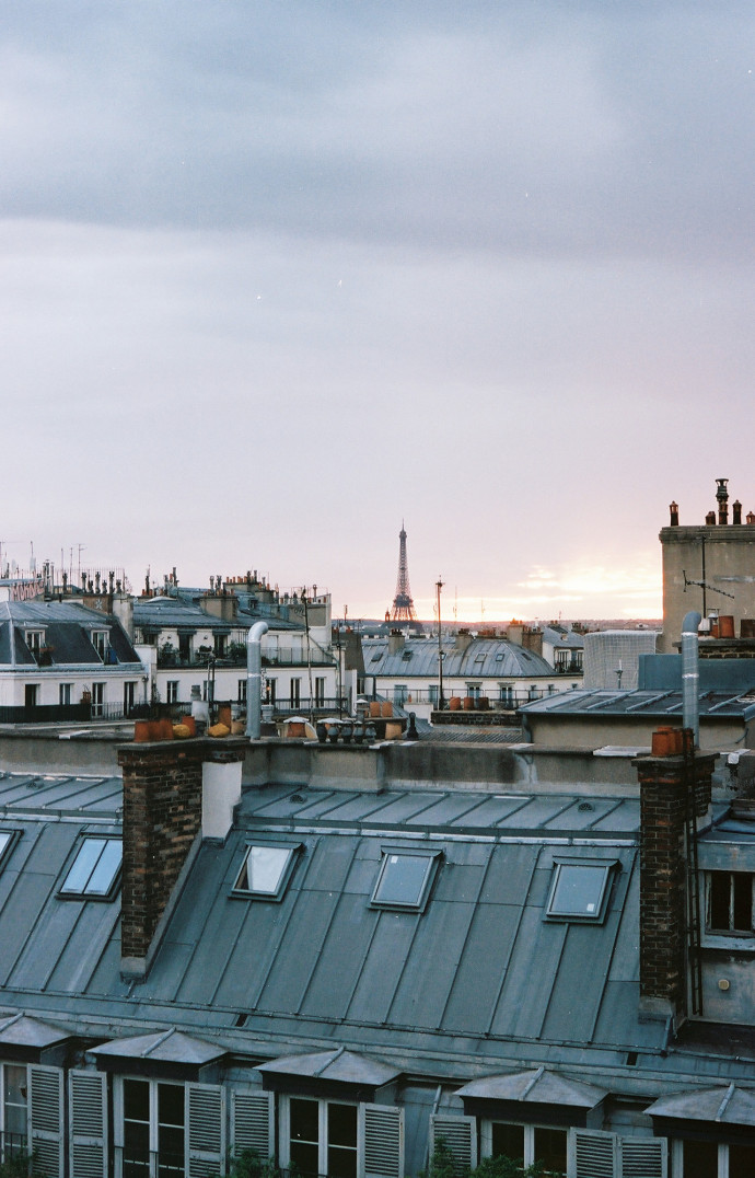 La Dame de Fer sur les toits de Paris.