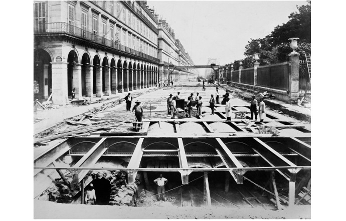Station « Concorde » (1er-8e arr.), rue de Rivoli. Achèvement du tablier métallique. Charles Maindron (1861-1940), photographe, 25 juillet 1899. Tirage moderne (2023).