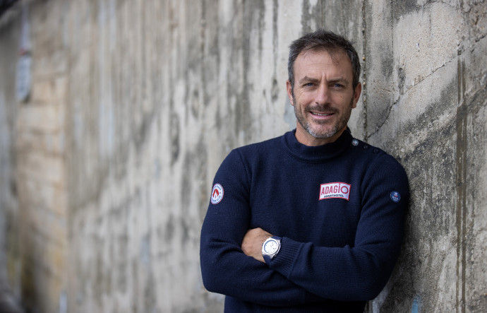 Eric Péron, skipper de Ultim Adagio montre Alpina