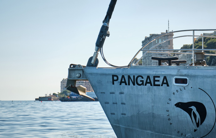 Pangaea dans la rade de Monaco face au Musée Océanographique.