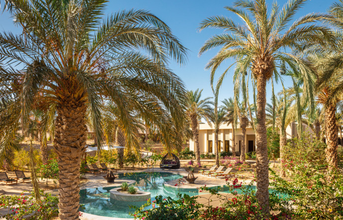 Le village de l’Anantara Sahara Tozeur Resort & Villas est rempli de palmier et de ruelles.