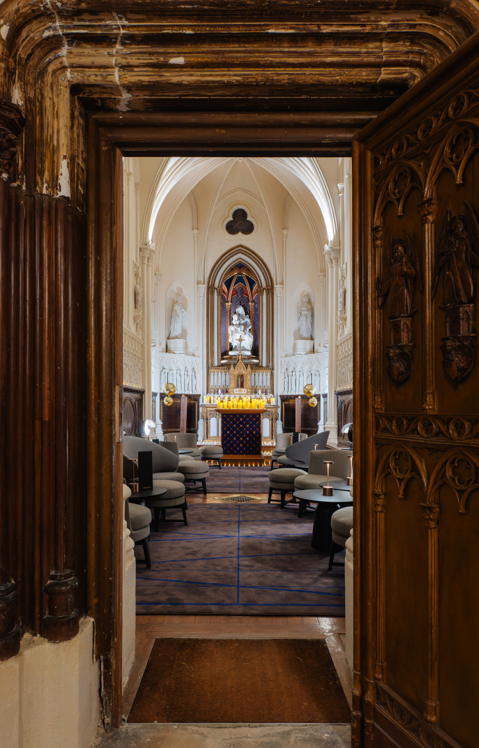 Les architectes ont conservé les lourdes portes de la chapelle et de nombreux autres détails pour donner au domaine sa dimension historique.