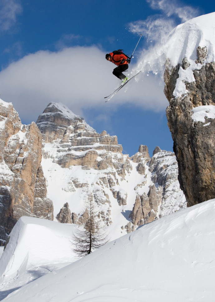 Benedikt Böhm, jamais sans ses skis Dynafit, aux pieds ou, le temps de l’ascension, fixés sur son sac à dos.