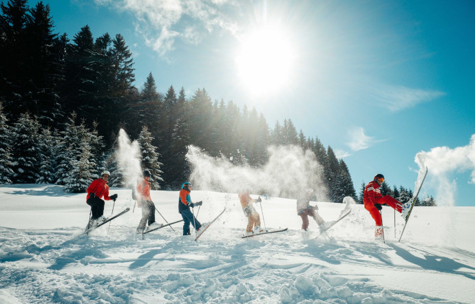 D’après le baromètre d’opinion prospective 2023 Contours / ASMB, 62 % des Français continueraient ainsi à se rendre en montagne l’hiver, « même si les évolutions climatiques empêchaient la pratique du ski ». Dont acte.