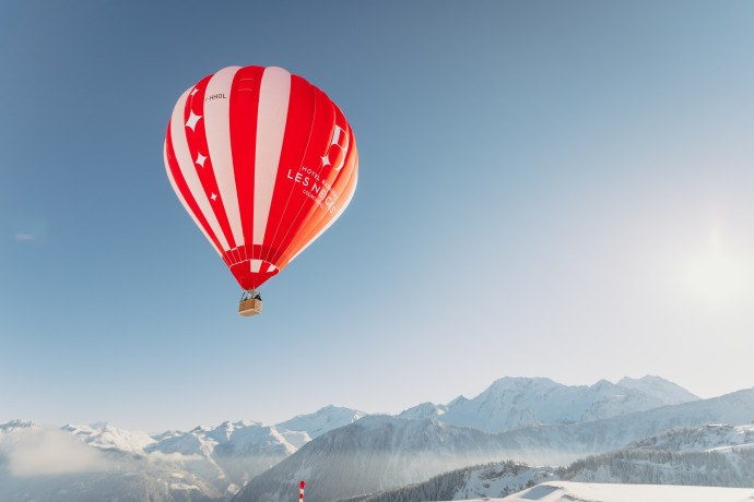 Survoler les panoramas alpins à bord de la montgolfière du Barrière. @ November Studio