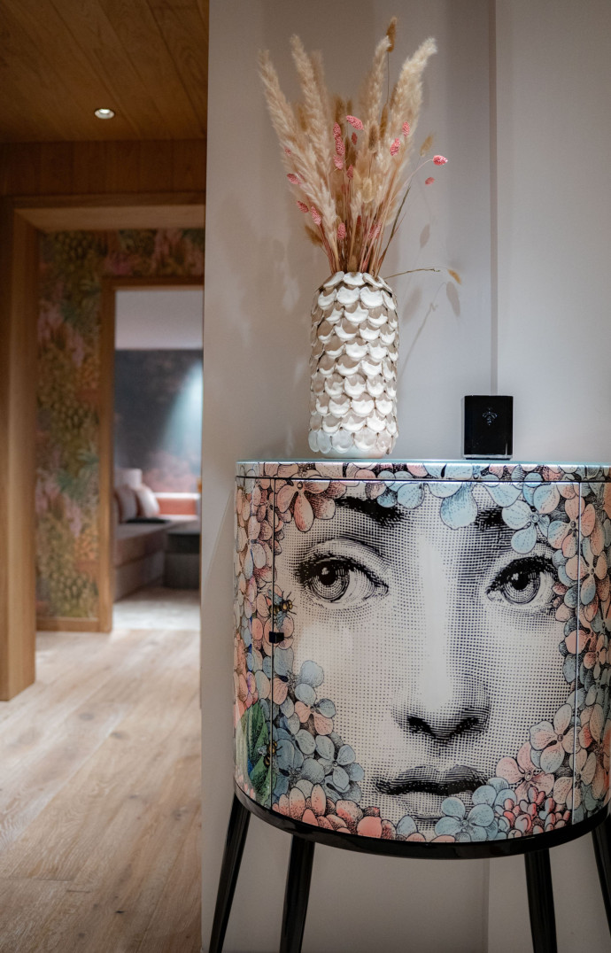 Dans l’entrée de la suite n°5, on est accueilli par le mystérieux visage de Lina Cavalieri sur un buffet Fornasetti.