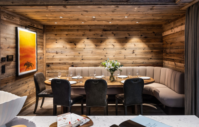 Le coin repas de la suite n°6 du Silverstone by Alpine Collection, à Val-d’Isère.