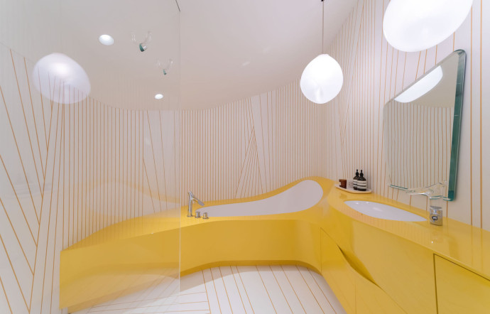 Une salle de bains ose un jaune dynamisant. 