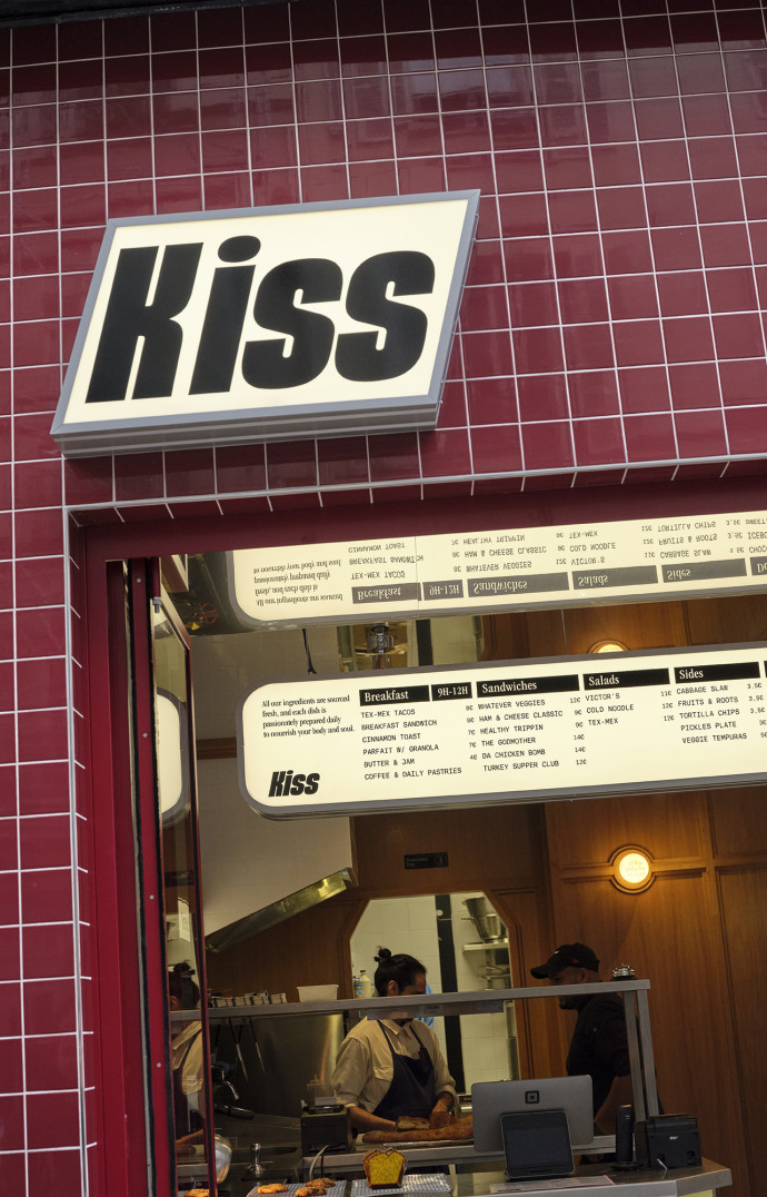 Kiss est une micro échoppe qui propose des sandwiches d’inspirations américaines à emporter.