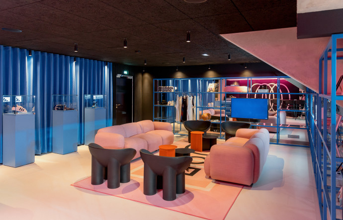 Les espaces d’animations et boutiques ont été mis en scène avec de nombreux meubles et accessoires design.