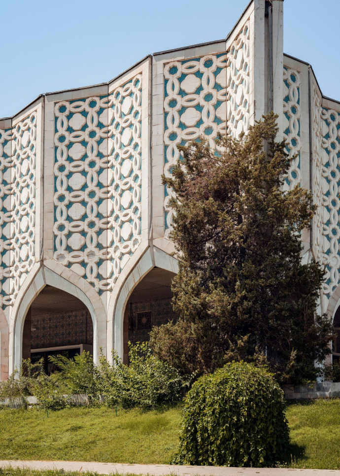 Tachkent a le goût bétonné d’un retour vers le futur, entre barres d’immeubles à la soviétique et centres commerciaux à l’occidentale, 2024 – TGL