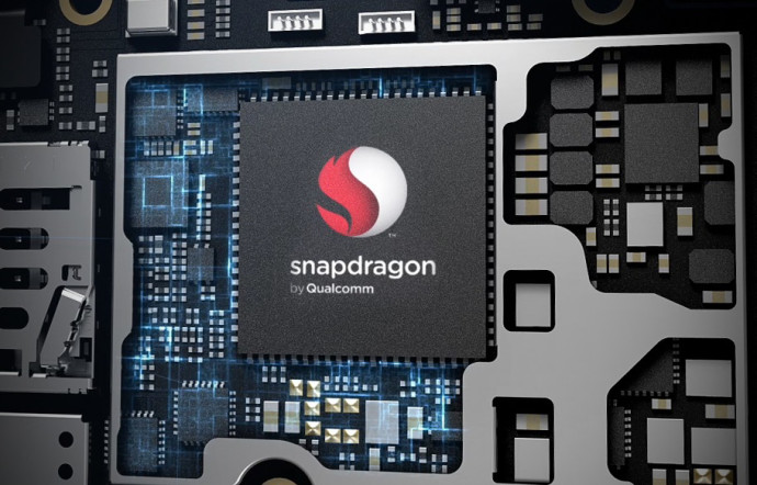 En 2018, la puce Snapdragon 845 de Qualcomm fut un des premiers processeurs à généraliser des algorithmes d’apprentissage automatique au sein des smartphones Android premium.