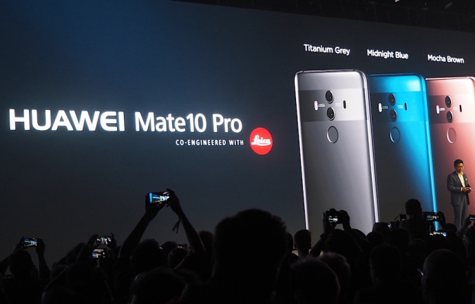Légende : En 2017, l’iPhone X et le Huawei Mate 10 sont les premiers smartphones à intégrer une IA « On Device » pour certaines de leurs fonctionnalités.