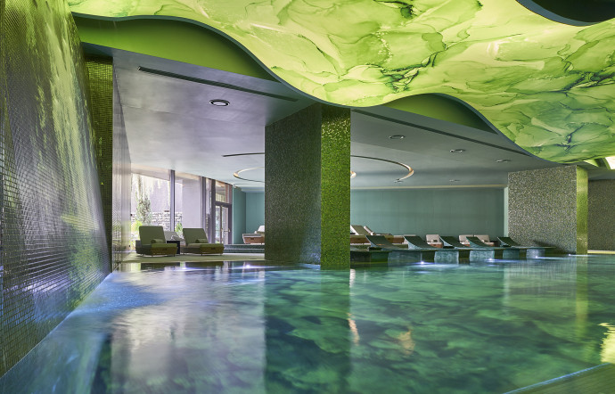 Spacieuse, la piscine offre tout le confort et l’intimité qu’impose un hôtel du standing de The Reserve.