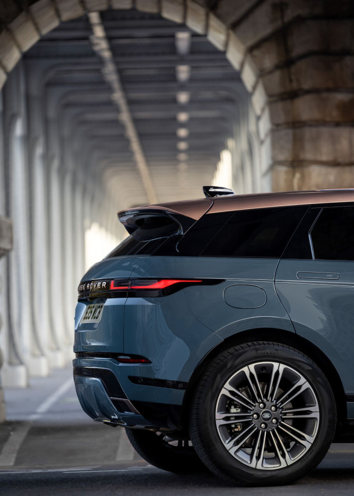 For its younger and more urban brother, the Evoque, things are more complicated: produced by the Land Rover manufacturer, under the Range Rover brand, it was officially called the Land Rover Range Rover Evoque!  The wind of humility has blown in 2023.