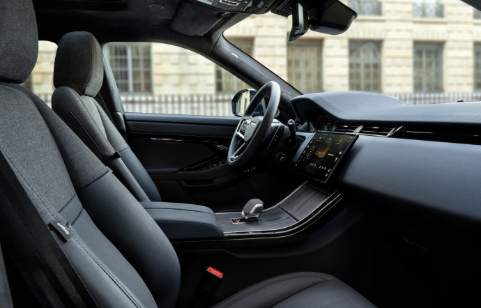 Exit le positionnement premium : la nouvelle marque gravite désormais dans le secteur du luxe, et cette stratégie a été amorcée en 2021 avec le lancement d’une nouvelle génération du Range Rover affichant une véritable montée en gamme par rapport à la précédente.
