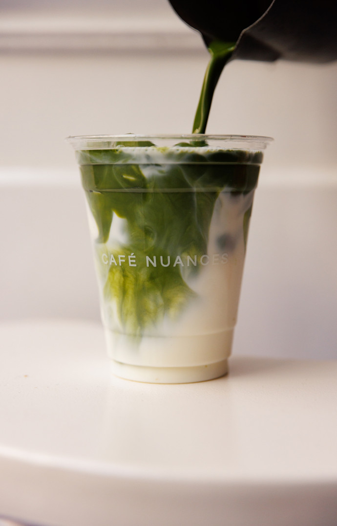 Après avoir proposé, en parallèle de leurs cafés de spécialité, des lattes aux saveurs différentes, Café Nuances vient de lancer sa poudre à matcha, disponible à la vente en boutique.