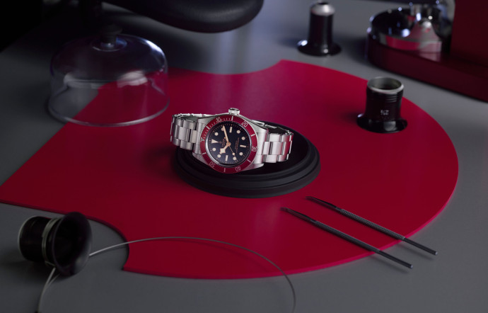 Lancée en 2012, la collection Black Bay s’inspire librement de la première montre de plongée signée Tudor apparue en 1954: la Submariner, référence 7922.