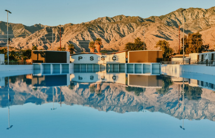 À moins de prendre la poudre d’escampette pour aller voir l’Architecture and Design Center, Edwards Harris Pavilion, ou encore de suivre une visite guidée de l’architecture Mid-Century. Palm Springs a bien plus à offrir que le surf. Une merveille architecturale dans le désert de Mojave.