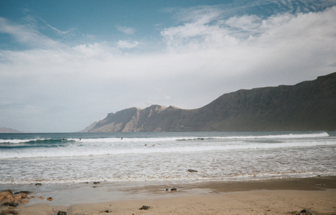 La plage de Famara, dont le sable n’est d’ailleurs pas noir, offre un terrain de jeu idéal aux surfeurs.