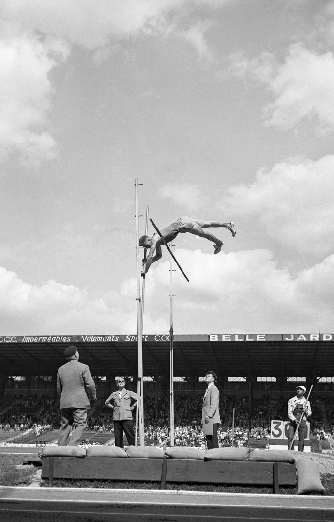 Saut à la perche, réunion internationale d’athlétisme au stade olympique de Colombes, 08 juin 1952.