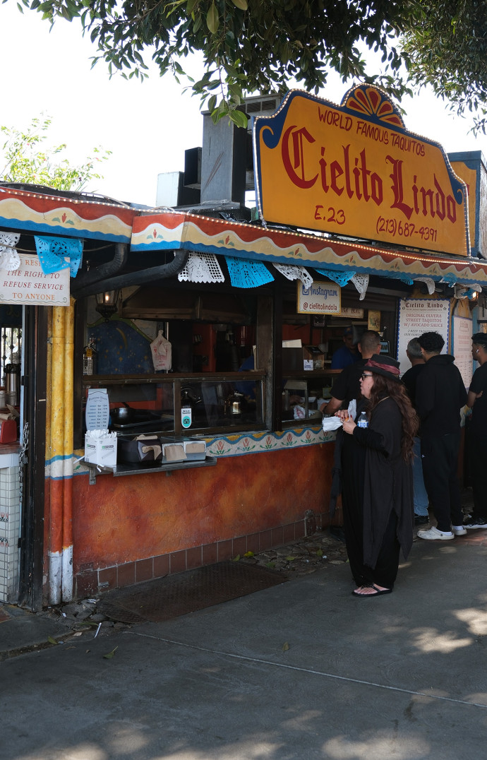 Les restaurants proposent une large offre de gastronomie mexicaine et, bien sûr, des tacos.