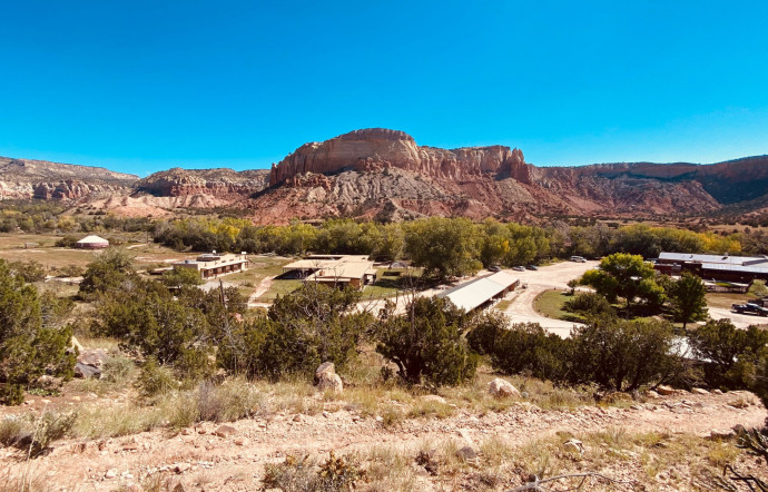 Los Alamos se situe à quelques dizaines de kilomètres de Valles Caldera et de Bandelier, deux parcs naturels aussi déserts que splendides.