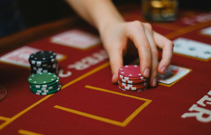 Exit les allées sombres, le poker se démocratise, mais devient le symbole des cas désespérés et des accros aux jeux d’argent.