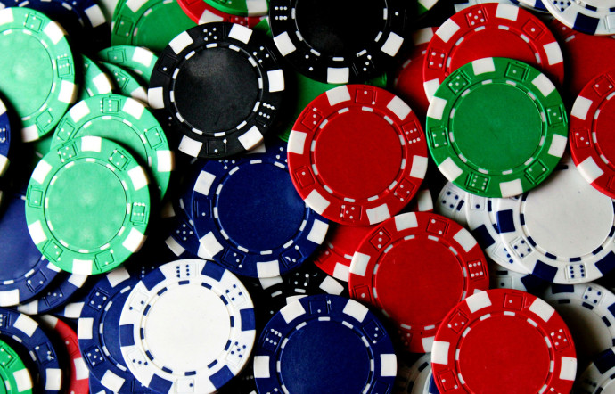 Les casinos prennent la relève en créant un championnat du monde de poker, le World Series of Poker (WSOP), la même année.