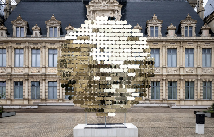 La maison de champagne a collaboré avec Arnaud Lapierre, artiste qui a réalisé un disque solaire en référence à au millésime 2013 de Rare Champagne.