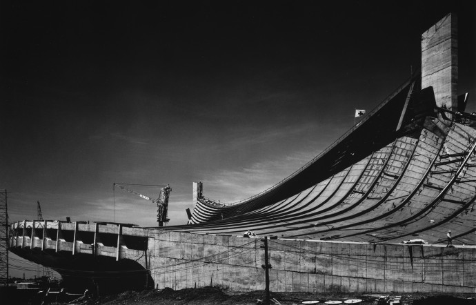 Toiture du gymnase n° 1 de Yoyogi en cours de construction, 1964.