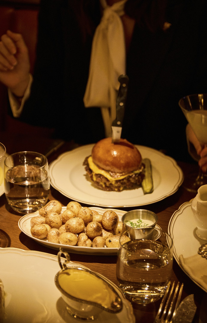 Le burger est servi comme au restaurant Au Cheval, à Chicago, tenu par un couteau.