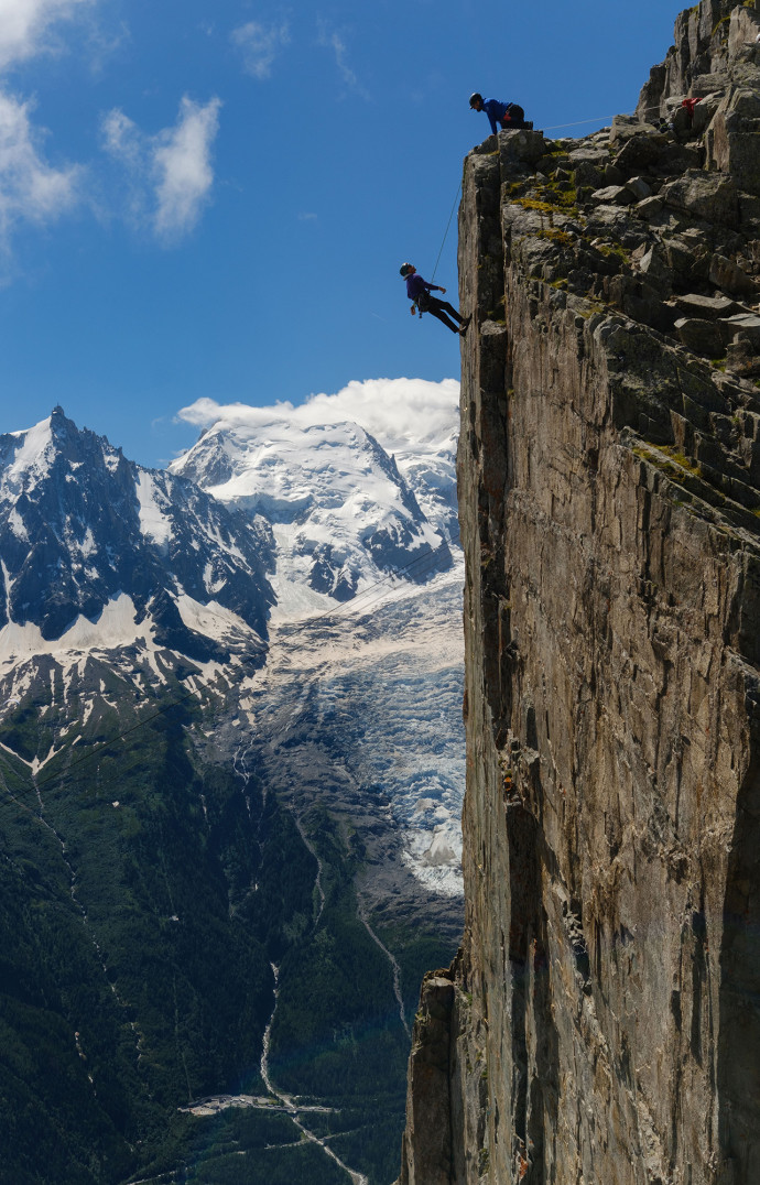 Engagement total pour ces grimpeurs sur le Brevent, aux premières loges face au Mont-Blanc.jpg_©Poggi