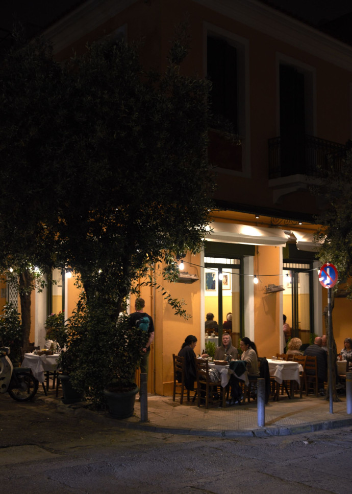 La terrasse du restaurant Taverna Oikonomou.